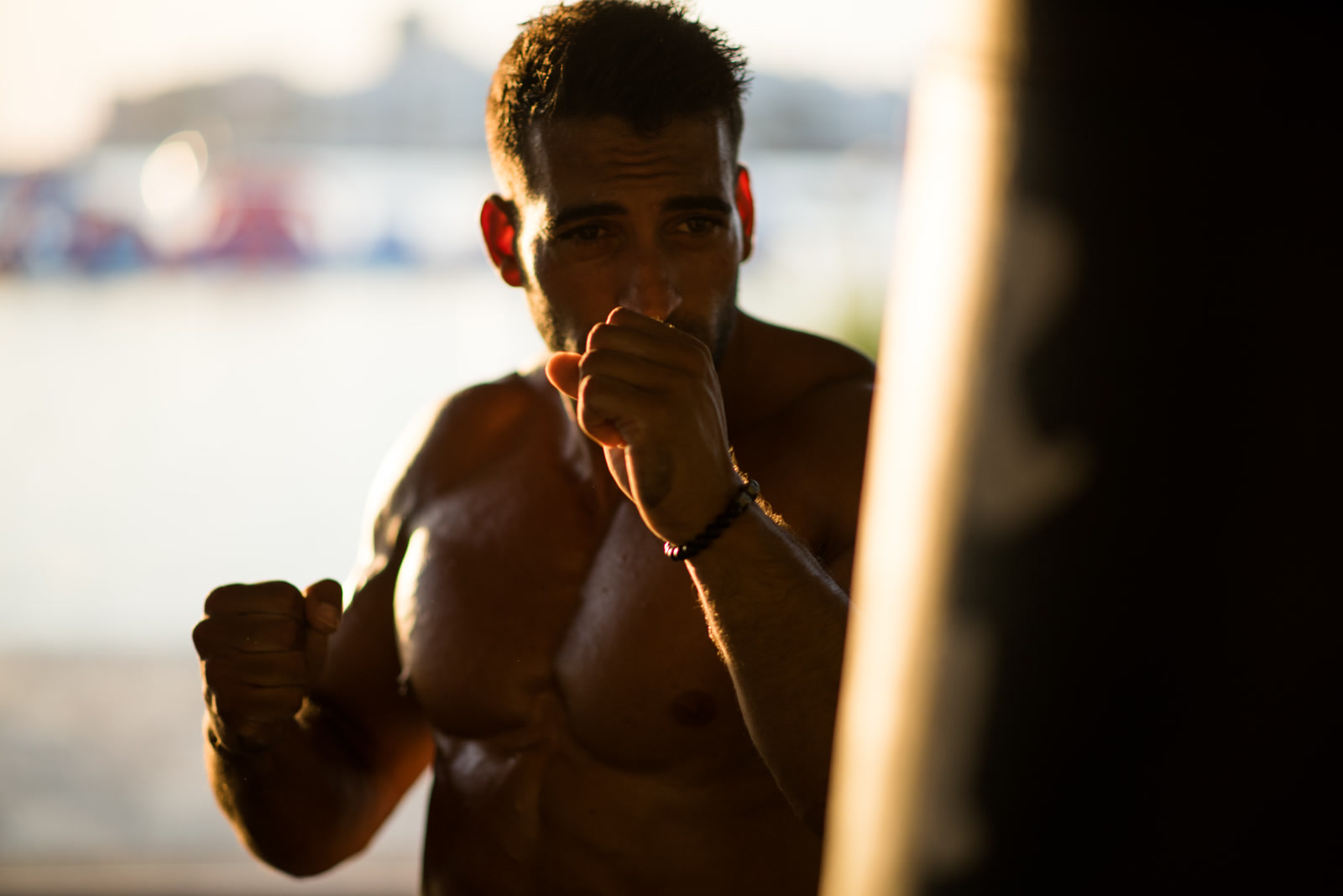 Jose Restituto entrenando boxeo